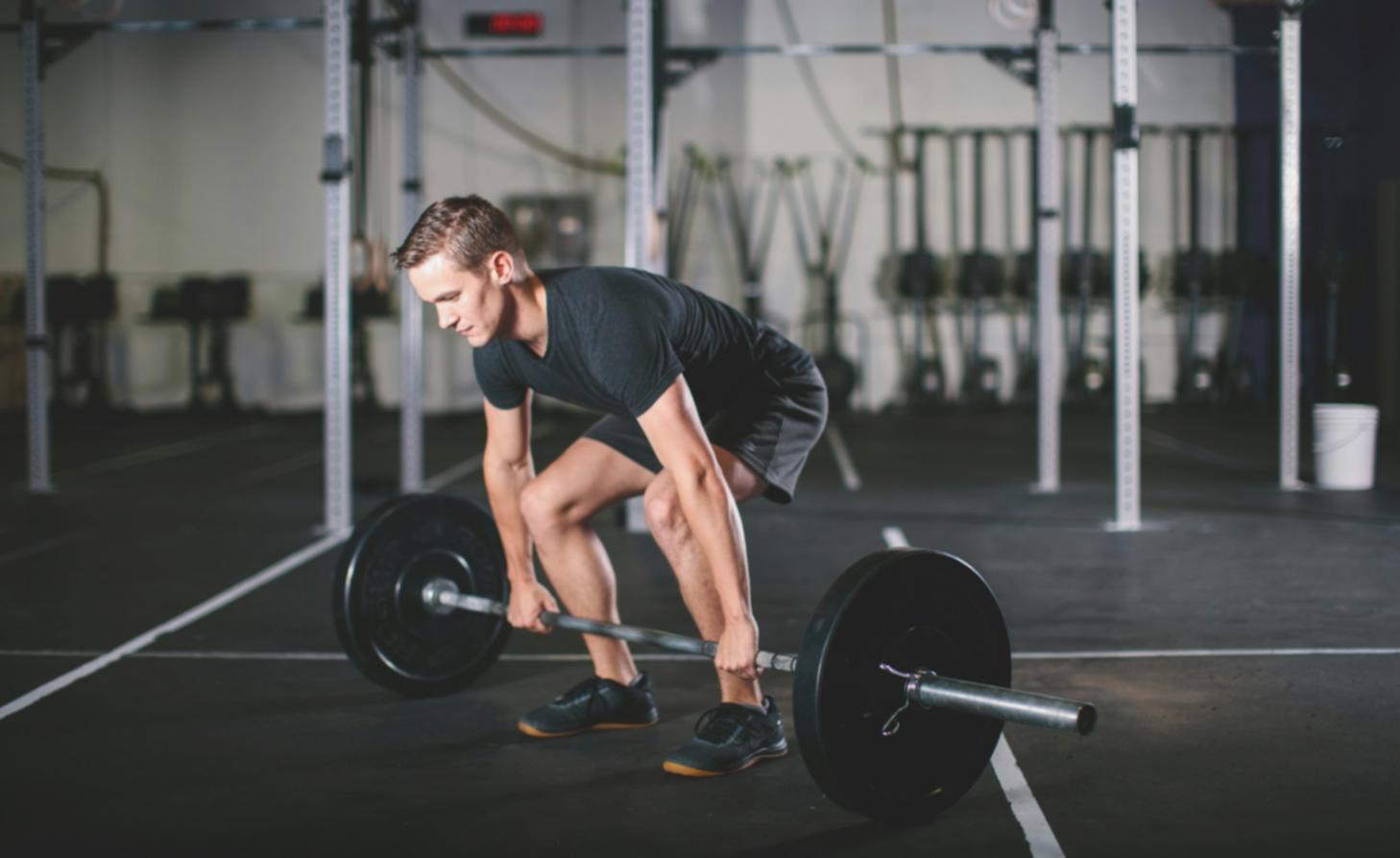 Grupo celebrando después de completar un WOD desafiante
